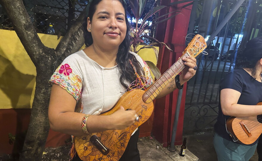 Paloma Rizo, an amateur jarana player, says of the fandango, "You simply feel it, you live it."