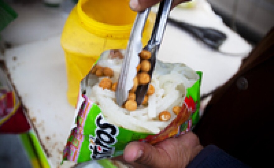 Add some fried peanuts (cacahuates).