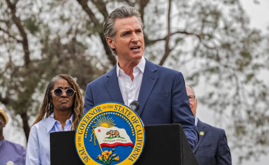 El gobernador Gavin Newsom en una conferencia de prensa después de promulgar tres proyectos de ley que restringen las operaciones de petróleo y gas cerca de escuelas, guarderías y comunidades de California. Los Ángeles, 25 de septiembre de 2024. Foto de Ted Soqui, SIPA USA vía Reuters