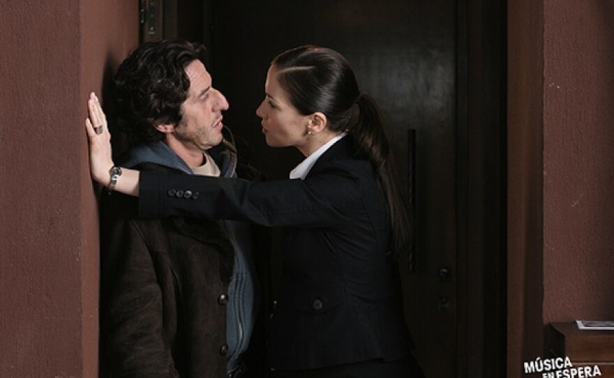 Natalia Oreiro coerces Diego Peretti into pretending to be her boyfriend in "Musica en Espera."