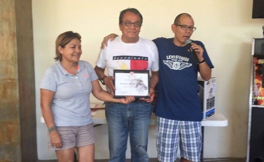 Maximino Rodriguez (center) receives a reporting award in 2015 from his editors at the news blog Colectivo Pericu, Hermelinda Vargas (left) and Cuauhtemoc Morgan.