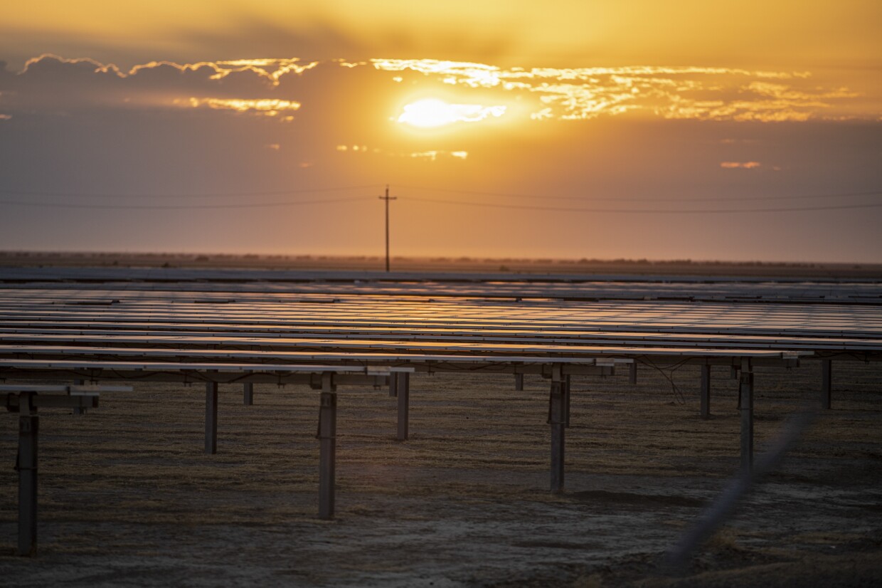 Solar panels at the Kettleman City Power solar farm on July 27, 2022. Photo by Larry Valenzuela, CalMatters/CatchLight Local