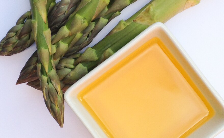 Cold-pressed British rapeseed oil with asparagus.