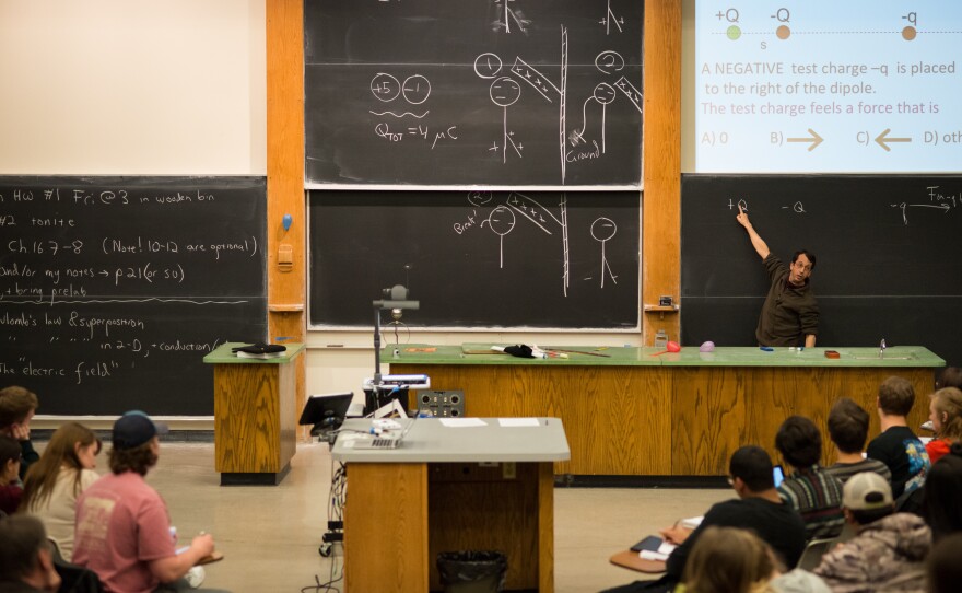 Professor Steven Pollock teaches a physics class at the CU Boulder. Pollock helped found the Learning Assistant program and conducts research in physics education.