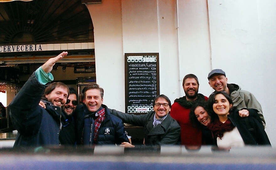 I told you people like hanging outside places in Seville.