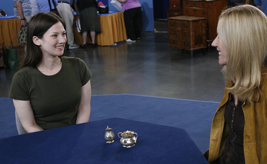 Sarah Shinn Pratt (right) appraises a George W. Shiebler creamer & bowl, ca. 1890, in Milwaukee, Wis.