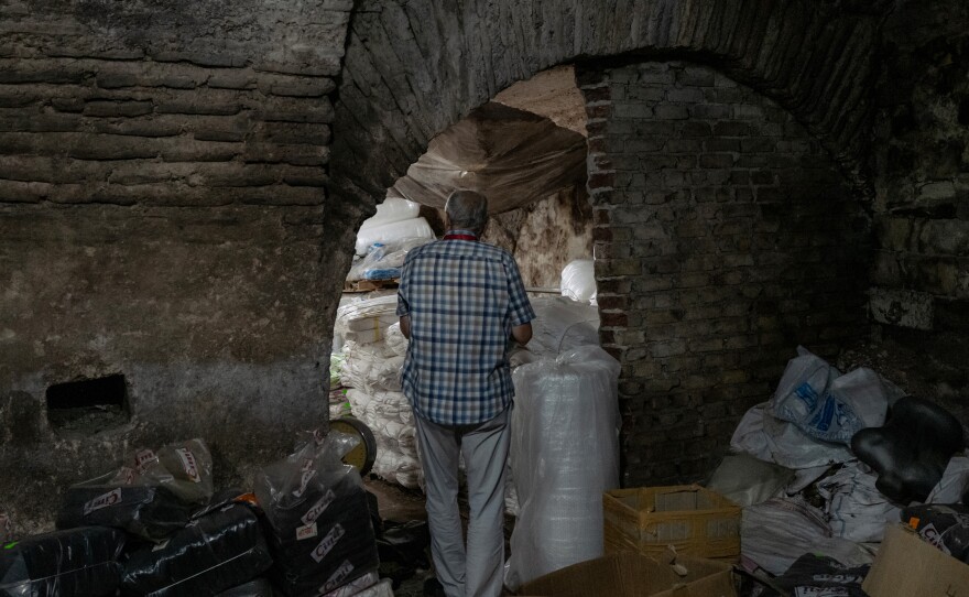 Ozgumus walks through a wholesale storage space located in a basement in Istanbul. He believes that it was used for housing goods for sale, and was built underneath the Theodosius Forum. Some stones in the substructure date to the 2nd century.