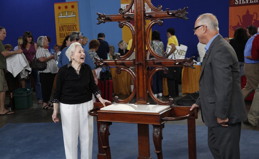 Ken Farmer (right) appraises an English regency hall tree, ca. 1840, in Phoenix, Ariz. ANTIQUES ROADSHOW “Vintage Phoenix 2025, Hour 2” airs Monday, Oct. 20, 2025 at 8/7C PM on PBS.