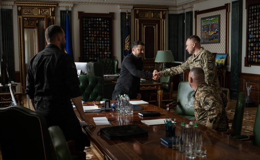 In this photo provided by the Ukrainian Presidential Press Office, Ukrainian President Volodymyr Zelenskyy, center, shakes hands with new commander-in-chief of Ukraine's Armed Forces Mykhailo Drapatyi during their meeting in Kyiv, Ukraine, Monday, July 20, 2026. (Ukrainian Presidential Press Office via AP)