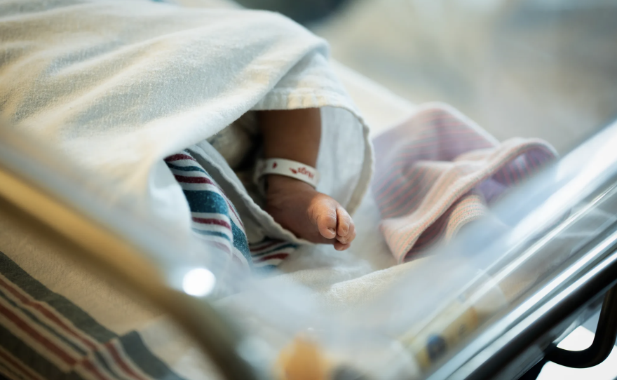 Los legisladores de California presentaron proyectos de ley para evitar los desiertos de atención de maternidad después de que una investigación de CalMatters mostrara que docenas de hospitales cerraron recientemente los servicios de parto y entrega. Aquí, un bebé recién nacido descansa en el Hospital Comunitario Martin Luther King en Los Ángeles, el 22 de marzo de 2024. Foto de Jules Hotz para CalMatters