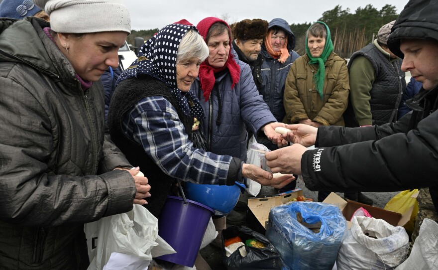 <strong>April 19:</strong> Volunteers distribute food in the village of Zalissya, northeast of Kyiv.