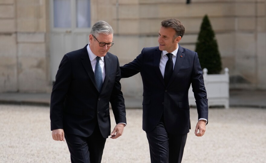 France's President Emmanuel Macron, right, welcomes British Prime Minister Keir Starmer prior to an international summit to push forward efforts to reopen the Strait of Hormuz, at the Elysee Palace, in Paris, France, Friday, April 17, 2026.