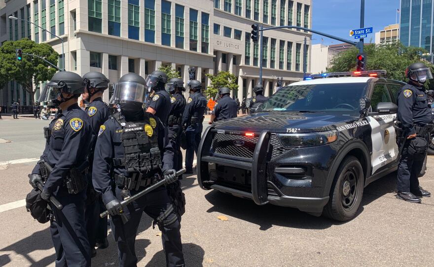 video shows san diego police officer threatening to shoot protesters during arrest kpbs public media