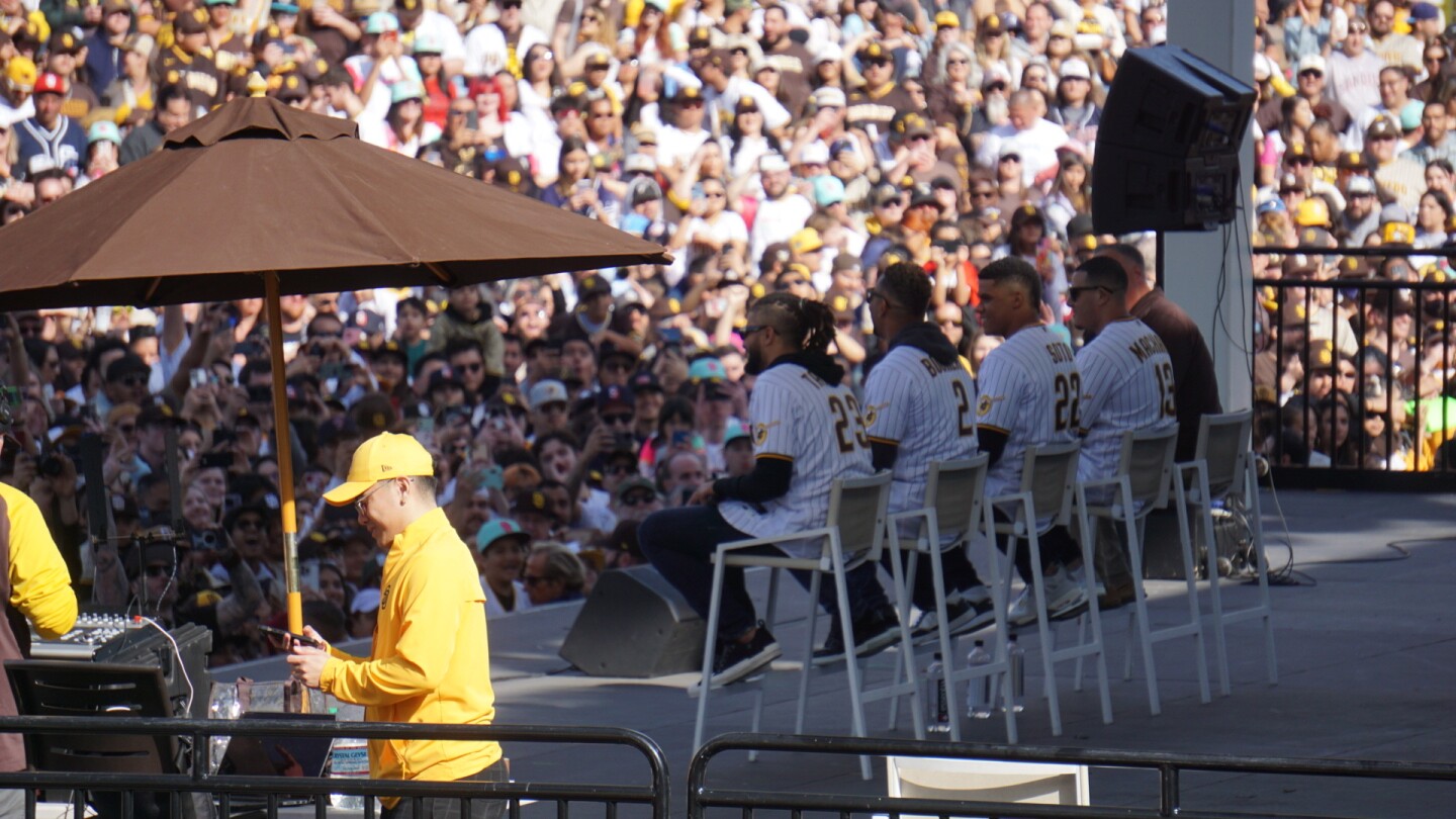 Friars faithful welcome at Padres FanFest