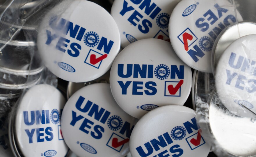 Pro-union workers at Mercedes-Benz have been wearing and handing out buttons throughout their campaign.