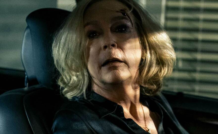 Jamie Lee Curtis as Carmy's mother, Donna, in Season 2 of <em>The Bear.</em>