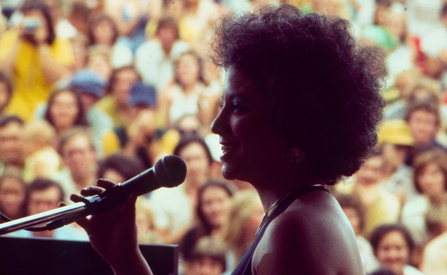 Janis Ian performing at the piano (1976).