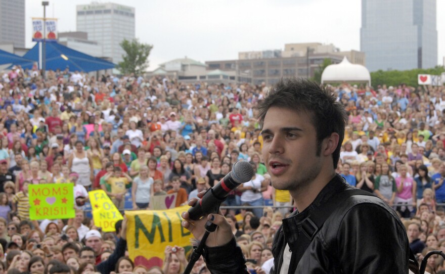 Kris Allen speaks to a crowd of fans while performing in Little Rock, Ark., while he was an <em>American Idol</em> finalist in 2009.