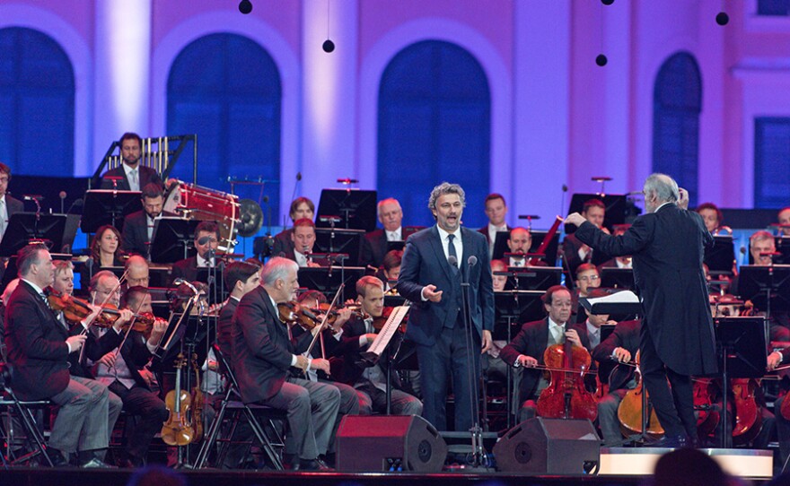 Enjoy the Vienna Philharmonic Orchestra’s performance of selections by Strauss, Wagner, Offenbach, Puccini and more from the Schönbrunn Palace Gardens under the baton of conductor Valery Gergiev featuring Metropolitan Opera tenor Jonas Kaufmann.