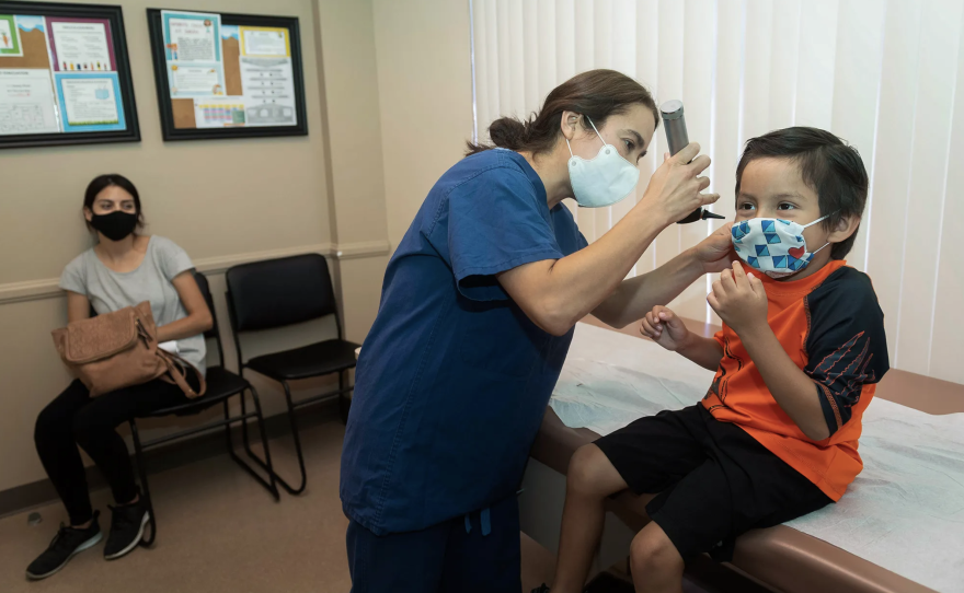 Los republicanos de la Cámara de Representantes aprobaron esta semana una propuesta presupuestaria que establece recortes a Medicaid, el programa que brinda seguro médico a hogares de bajos ingresos. Muchos californianos dependen del programa, que se conoce como Medi-Cal en el estado. Aquí, un médico examina a un niño en Southern Orange County Pediatric Associates en Ladera Ranch, el 28 de julio de 2020. Foto de Paul Bersebach, Orange County Register vía Getty Images