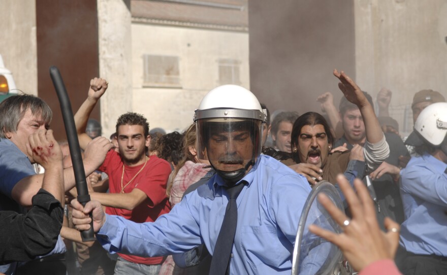 Some guards prove as violent as the inmates in "Celda 211"