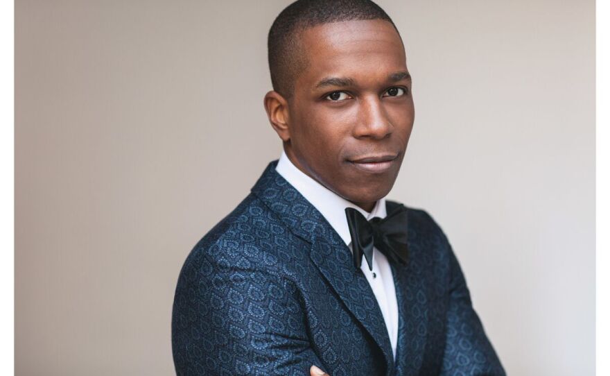 A promotional photo of performer Leslie Odom, Jr.