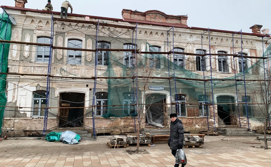 Workers renovate a historical building on a new pedestrian street in Tula, Russia. After Putin named one of his bodyguards the local governor, the city has experienced an urban revival, with moribund factories turned into cutting-edge cultural centers.