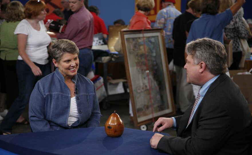 Stuart Whitehurst (right) appraises an English Pear-form tea caddy, ca. 1810, in Chattanooga, Tenn. ANTIQUES ROADSHOW “Vintage Chattanooga, Hour 2” premieres Monday, November 6 at 8/7C PM on PBS.