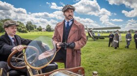 Greg Austin as Gordon Selfridge and Jeremy Piven as Harry Selfridge.