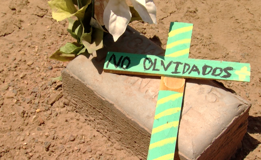 A memorial cross says, "We don't forget," in Spanish at Terrace Park Cemetery, June 27, 2016.