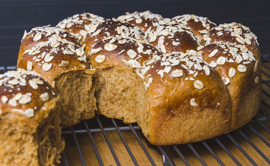 Oatmeal Dinner Rolls