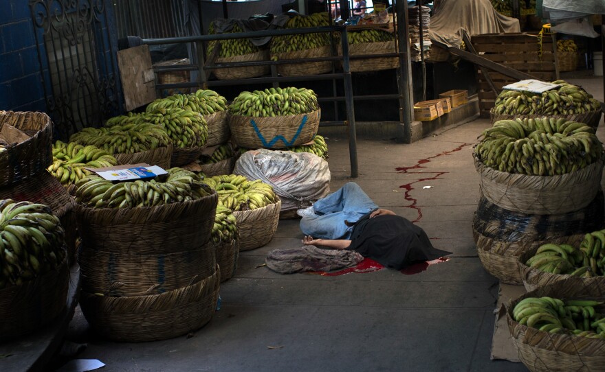 A banana seller is killed in San Salvador's central market after his employer refused to pay an increase on the extortion money required by the gang operating the area.