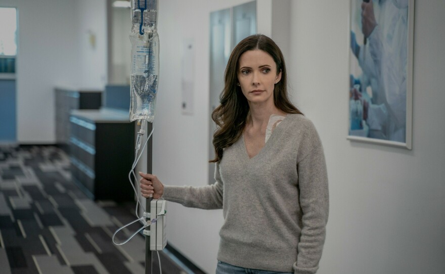 Elizabeth Tulloch as Lois Lane.