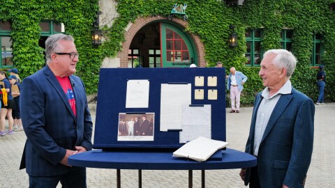 Ken Gloss (right) appraises a 1979 – 1981 Iran hostage archive in St. Louis, Mo. ANTIQUES ROADSHOW “Grant’s Farm, Hour 3” premieres Monday, May 11 at 8/7C PM on PBS.