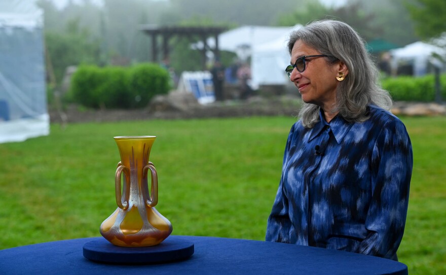 Arlie Sulka appraises a Loetz 4-handled Phänomen vase, ca. 1904, in Boothbay, Maine. ANTIQUES ROADSHOW “Junk in the Trunk 15” premieres Monday, May 18 at 8/7C PM on PBS.