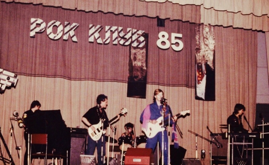 Akvarium performing on the Leningrad Rock Club stage in 1985. The banner says "ROCK CLUB 85."