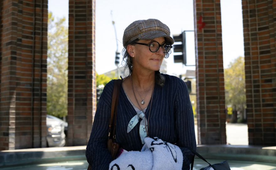 Stephanie Ross, de 49 años, ha estado sin hogar en Santa Cruz, pero recibe ayuda de activistas locales. 7 de agosto de 2024. Foto de Manuel Orbegozo para CalMatters