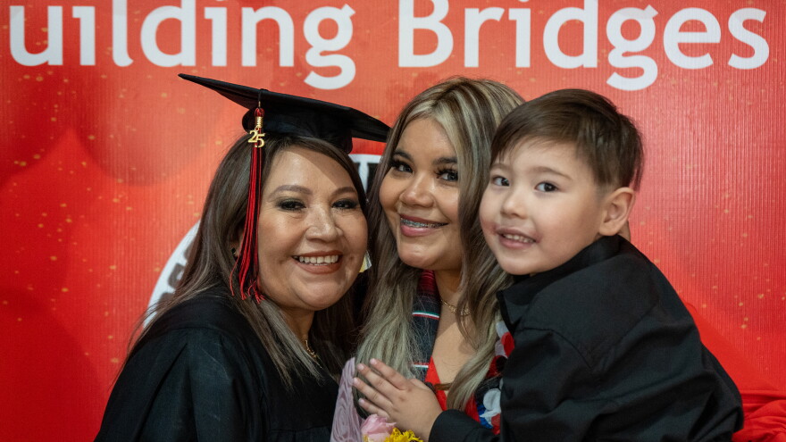 Carolina Flores, en el centro, celebra con su madre y su hijo, Elain, en la ceremonia de graduación de Building Bridges 2025 en Mexicali.