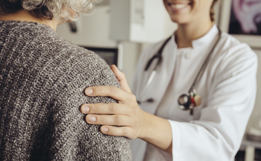 A screening test for signs of Alzheimer's disease takes only a few minutes, but many doctors don't perform one during older people's annual wellness visits.