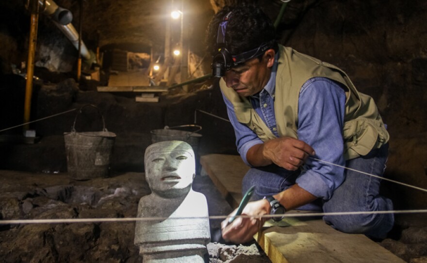 Sergio Gómez thinks that the statues’ gaze could have aligned to mark something or someone.