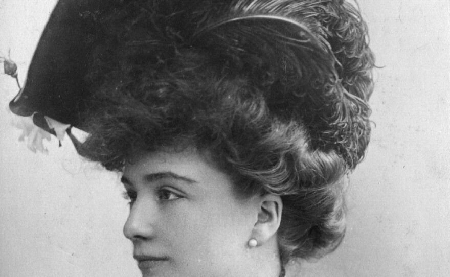 An Edwardian woman wearing an ostrich feather hat, circa 1903.