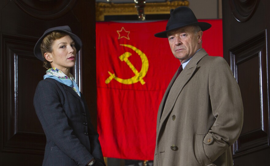 A scene from FOYLE'S WAR Season 8: DCS Christopher Foyle (Michael Kitchen) and Sam Wainwright (Honeysuckle Weeks)