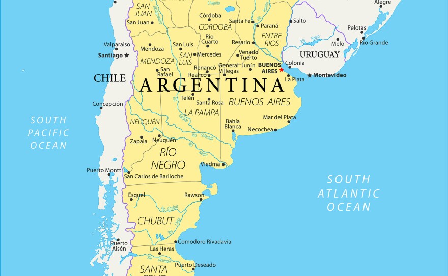 Las Malvinas, llamadas Los Falklands por los britanicos, están ubicadas a la costa este de Argentina.