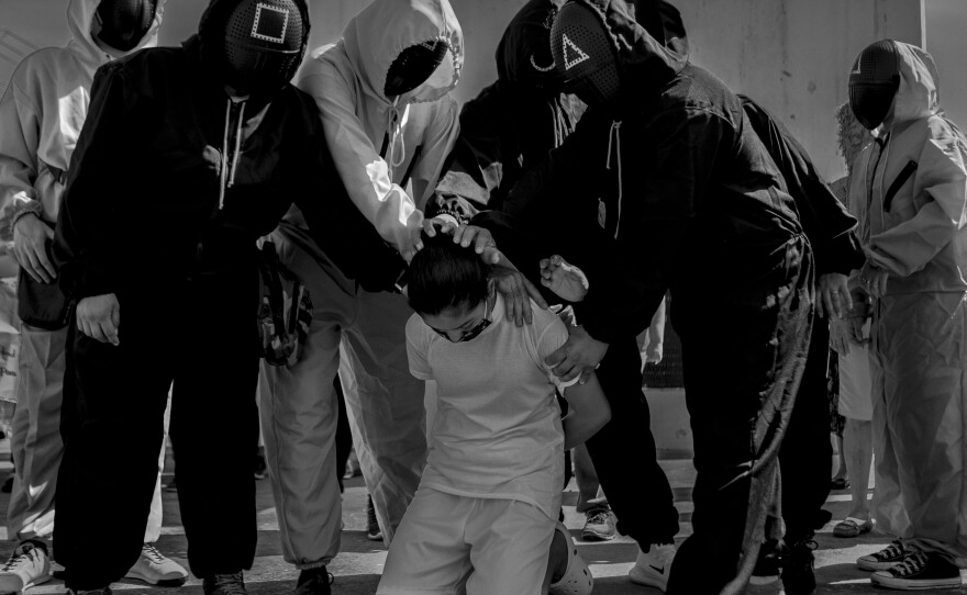 Relatives of people affected by the state of exception during a performance at a protest against arbitrary arrests. The demonstrators marched from Constitution Monument to the Presidential House in August 2022.