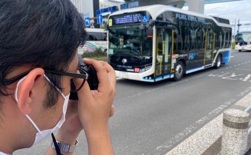 University student Jun Yasazaki posts his bus photos on Twitter and Instagram.