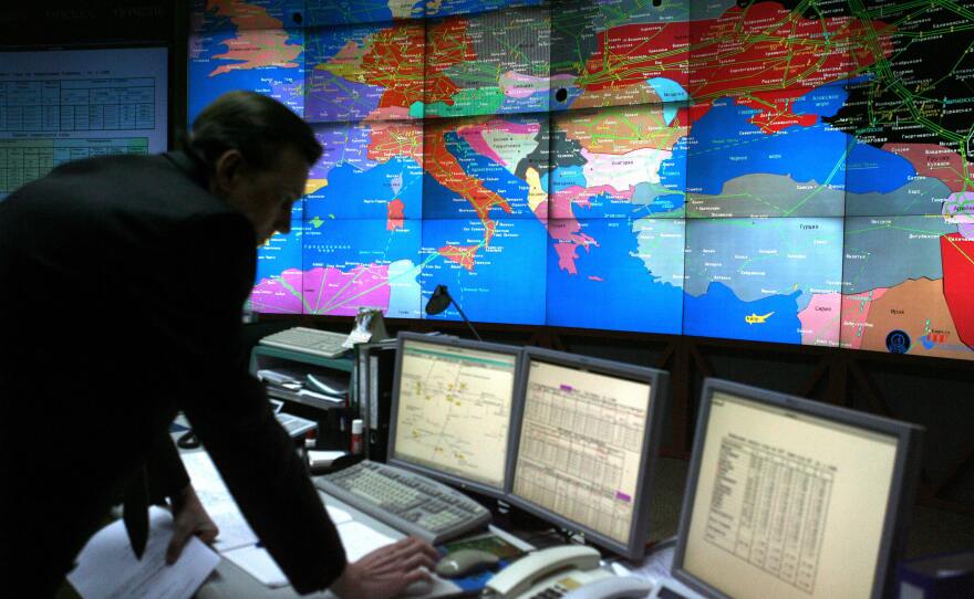A Russian Gazprom employee works at the central control room of the Gazprom headquarters in Moscow on January 14, 2009. The ministers were in Russia to discuss the situation with gas transit to their countries.