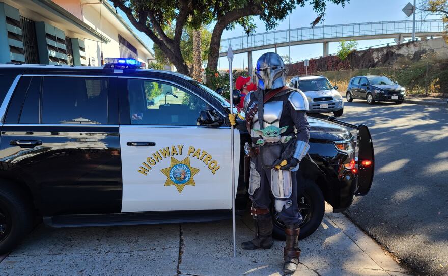 Shawn Richter cosplaying as the Mandalorian.