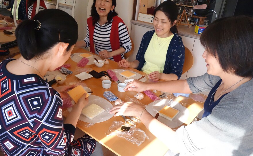 Satoko Sano, Miyo Nishimura, Takayo Yahagi take a character bento-making class from Tomomi Maruo, who has been teaching 'kyaraben' in her home for 13 years.