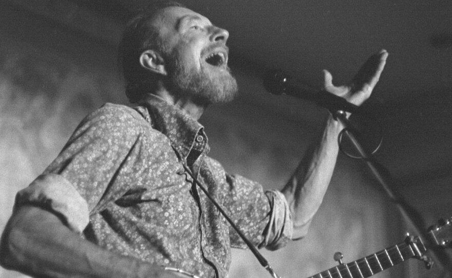 Pete Singer performs at a convention of The Public Citizen in Washington, DC in 1981.