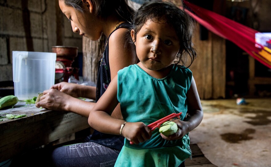 If you give young children a chance to help around the house, psychologists say, you might be surprised by what they can learn. At home in a small village near Valladolid, Mexico, Alondra, 3, peels a mango. Her sister Susy is by her side.